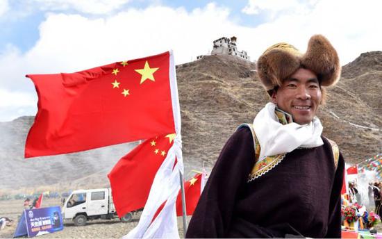 西藏山南市农民在开春仪式上。新华社记者 觉果 摄