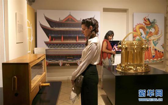 2017年9月21日,在希腊雅典,来宾在中国古代科技展上观看展品。 新华社发(马里奥斯·罗洛斯摄)