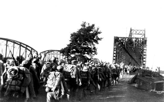 志愿军第39,40,42,38军先后从安东,长甸河口,辑安跨过鸭绿江,开赴朝鲜