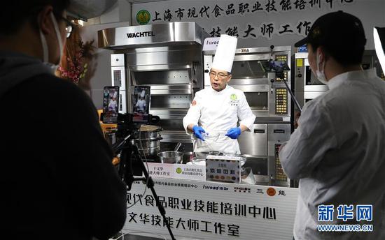 3月25日，在上海市现代食品职业技能培训中心，国家西式面点高级技师宋伟泉在网络直播课程上介绍青团面皮的制作方法。  新华社记者 方喆 摄