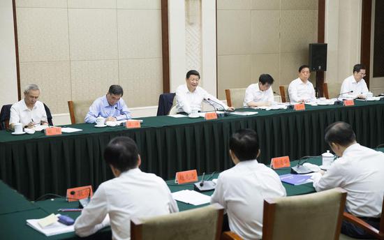 2015年6月18日,习近平总书记在贵州召开部分省区市党委主要负责同志座谈会,听取对“十三五”时期扶贫开发工作和经济社会发展的意见和建议。