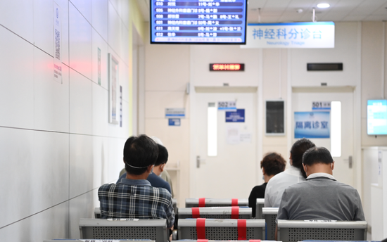 ▲2021年8月17日,某医院内设置座椅让前来的市民间隔坐下候诊。新京报记者 陶冉 摄