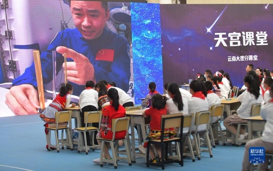  学生在云南省大理新世纪中学收看“天宫课堂”第三课（2022年10月12日摄）。新华社记者 陈欣波 摄