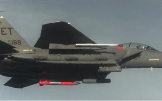  F-15战斗机进行投掷B61核炸弹试验，韩国也引进了该型战机。