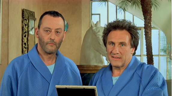 德帕迪约(右)在电影《请你闭嘴》中饰演"钢蛋".