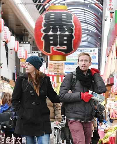 1月16日，大阪市中央区，光顾日本商店街的外国游客 图片来自日经中文网（下同）