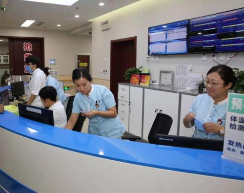 北京老年医院急诊急救部内，医护人员在忙碌。（北京老年医院供图）
