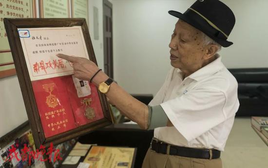 任元才展示获得农业部先进个人称号奖证