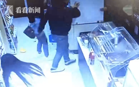 这名醉酒男子觉得店员刘先生故意刁难他，冲上去不由分说就是一顿暴打。