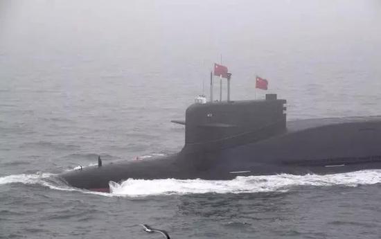 ▲参加4月23日海上阅舰式的中国海军战略核潜艇（新华网）