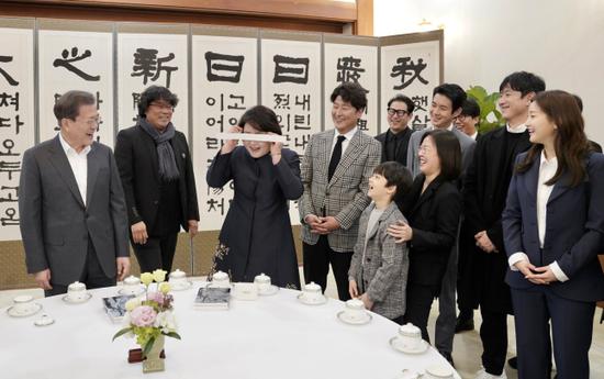20日,文在寅与《寄生虫》主创人员愉快交谈(纽西斯通讯社)