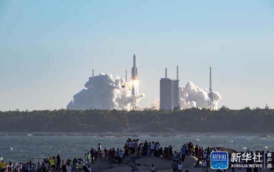 ↑5月5日，为我国载人空间站工程研制的长征五号B运载火箭在海南文昌首飞成功，正式拉开我国载人航天工程“第三步”任务的序幕。新华社记者 郭程 摄