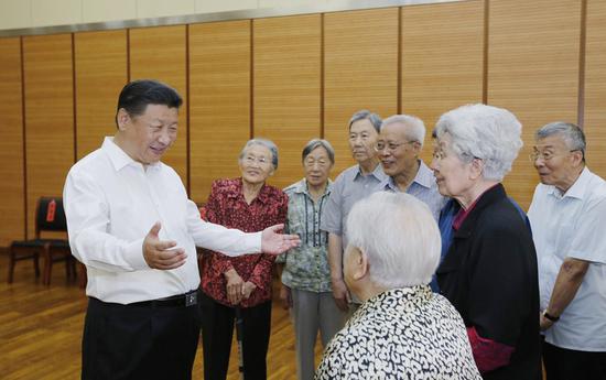 △2016年9月9日，习近平在北京市八一学校同母校老师们亲切交谈。