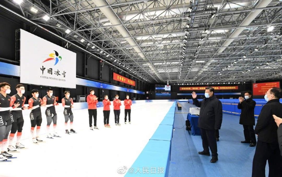 2022年1月4日,中共中央总书记、国家主席、中央军委主席习近平在北京考察2022年冬奥会、冬残奥会筹办备赛工作。这是4日下午,习近平在二七厂冰雪项目训练基地速滑馆,向参训运动员、教练员表示慰问。新华社记者 谢环驰摄