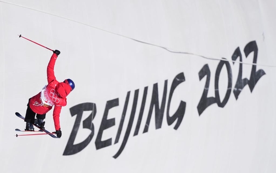 2月18日，北京2022年冬奥会自由式滑雪女子U型场地技巧决赛，谷爱凌夺得金牌。新华社记者杨世尧摄