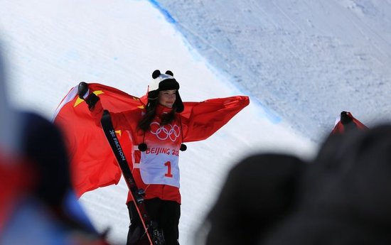 谷爱凌谈代表中国参赛冬奥会：美国已有代表了，喜欢自己开辟天地