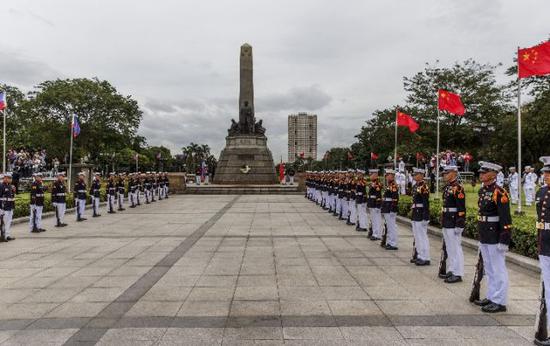 11月20日，菲律宾首都马尼拉黎刹纪念碑前准备就绪。（新华社记者 费茂华 摄）