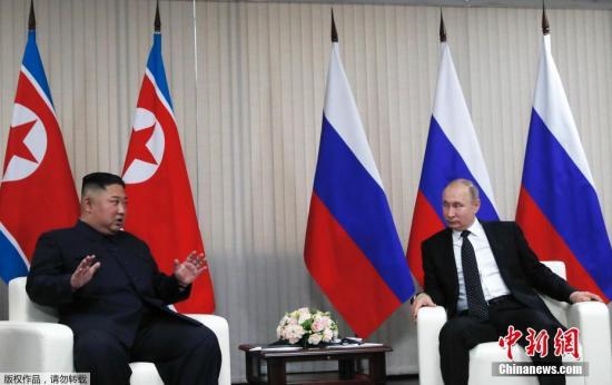  当地时间4月25日，朝鲜最高领导人金正恩和俄罗斯总统普京，在俄远东联邦大学首次会晤。双方在见面后，进行了握手致意，随后举行“一对一”会谈。