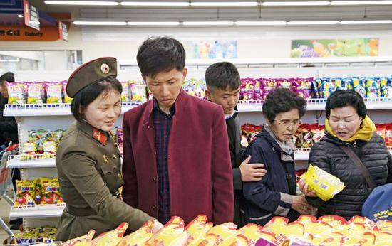 4月15日，新開業的平壤大城百貨商店，朝鮮民眾在超市里選購商品。攝影/汪許凱