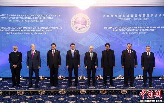 资料图:2019年6月14日,上海合作组织成员国元首理事会第十九次会议在吉尔吉斯斯坦首都比什凯克举行。图为小范围会谈前,上海合作组织成员国元首集体合影。中新社记者 盛佳鹏 摄
