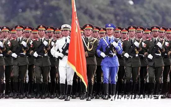 参加阅兵的国家 图为1999年10月1日,中国人民解放军三军仪仗队参加阅兵分列式检阅。新华社记者 戚恒 摄