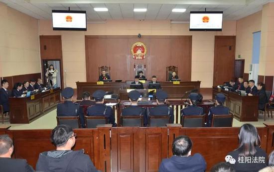 “网络大V”陈杰人受审 涉嫌敲诈勒索等五罪(图