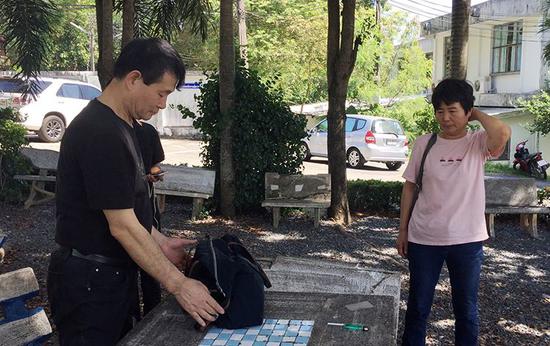  庭审结束后，张英（受害人化名）的父母正在收拾行李。