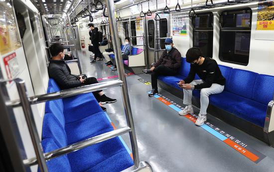 资料图:韩国大邱市民戴口罩乘地铁(《庆北日报》)