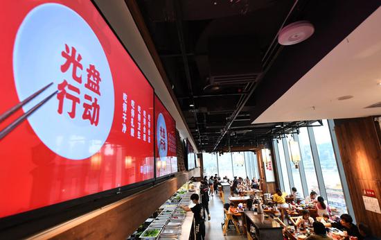 这是10月5日在位于重庆来福士的一家老火锅餐厅拍摄的“光盘行动”宣传标语。新华社记者 王全超 摄