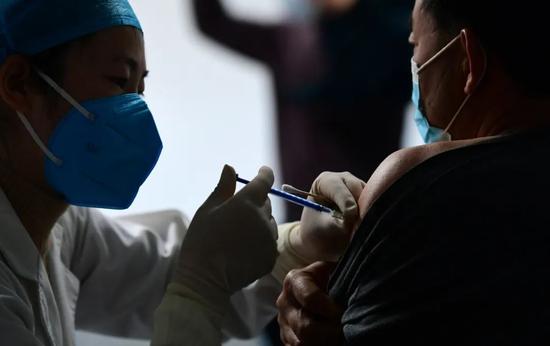 12月29日，安徽省合肥市肥西县紫蓬镇在镇卫生院开展新冠病毒灭活疫苗接种工作。
