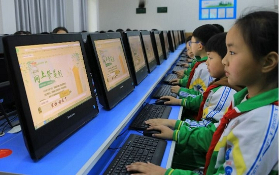 2019年4月3日，湖南吉首大学师范学院附属小学的学生们参加网上祭英烈活动。新华社发（彭彪 摄）