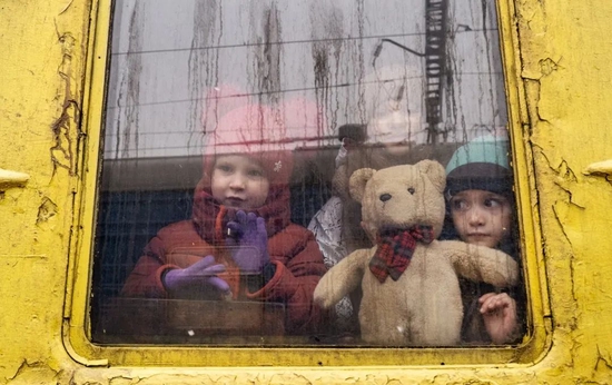 乌克兰儿童乘火车穿过基辅驶向利沃夫。图源：纽约时报