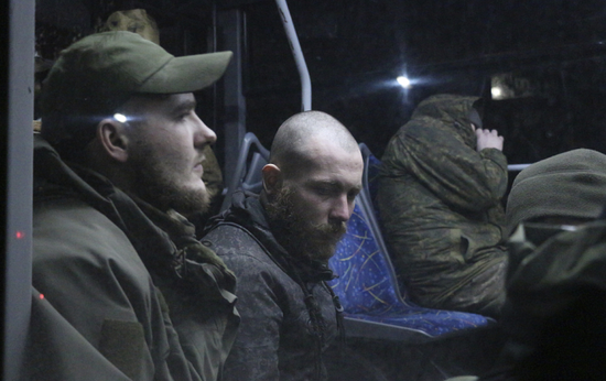 乌克兰军人（资料图）海外网6月13日电俄新社13日报道称，乌克兰国防部长列兹尼科夫12日接受英国《经济学人》采访时承认，由于乌克兰军队损失惨重，基辅派遣未经训练的年轻士兵上前线，他们在战斗中丧生。《经
