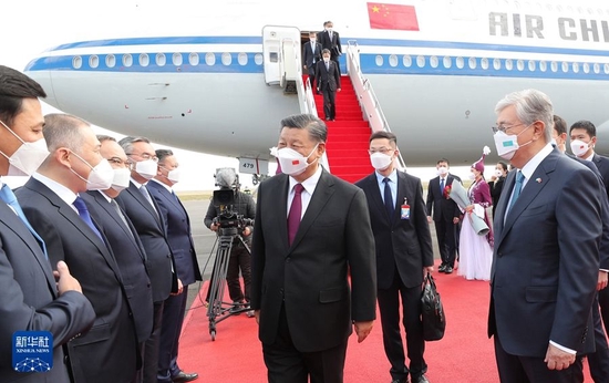 当地时间9月14日下午，国家主席习近平乘专机抵达努尔苏丹国际机场，开始对哈萨克斯坦共和国进行国事访问。哈萨克斯坦总统托卡耶夫率政府副总理兼外长特列乌别尔季、努尔苏丹市市长库里吉诺夫等高级官员在机场热情迎接。 新华社记者姚大伟摄