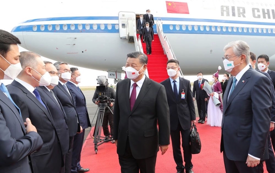 当地时间9月14日下午，国家主席习近平乘专机抵达努尔苏丹国际机场，开始对哈萨克斯坦共和国进行国事访问。哈萨克斯坦总统托卡耶夫率政府副总理兼外长特列乌别尔季、努尔苏丹市市长库里吉诺夫等高级官员在机场热情迎接。新华社记者姚大伟摄