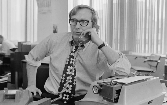 ·1972年，正在工作的赫什。两年前他因为揭露“美莱村大屠杀”而获得普利策奖。