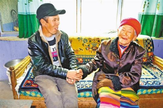 图为次仁卓嘎老人（右）和儿子次仁多吉聊天。记者刘枫摄