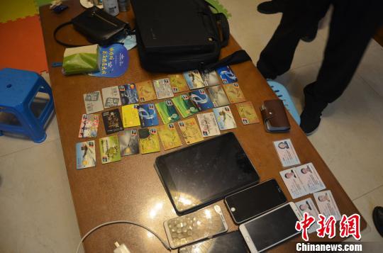  涉案物品 黄振霖 摄