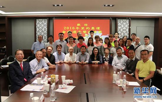 一位台商6张照片中的改革开放40年 2016年,里约奥运会大陆金牌选手和教练交流团到“中华两岸经贸投资文化教育协会”座谈交流时合影。协会由黄紫玉(前排右五)在2009年发起成立,成为两岸民间交流的一个平台(受访者供图)。 新华社发