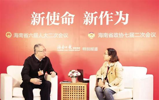  霍巨燃做客海报集团融媒体两会e访谈。海报集团全媒体中心记者 刘洋摄