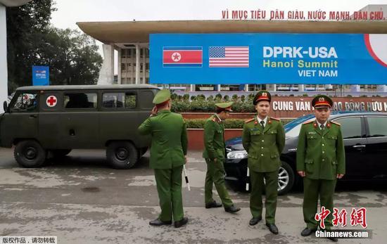 当地时间2月23日，越南河内，越南警察在媒体中心外站岗。
