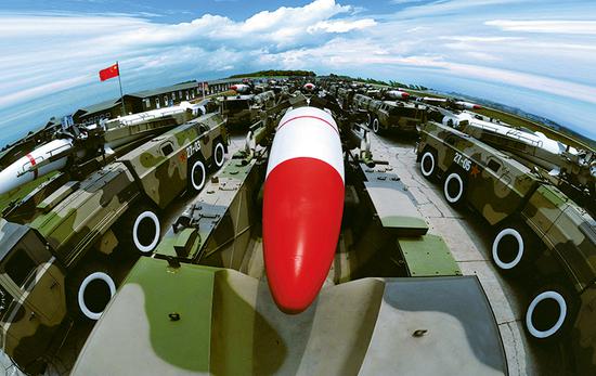 东风浩荡满眼春——2017年5月18日，火箭军导弹方队列阵参加训练。 冯根锁/摄