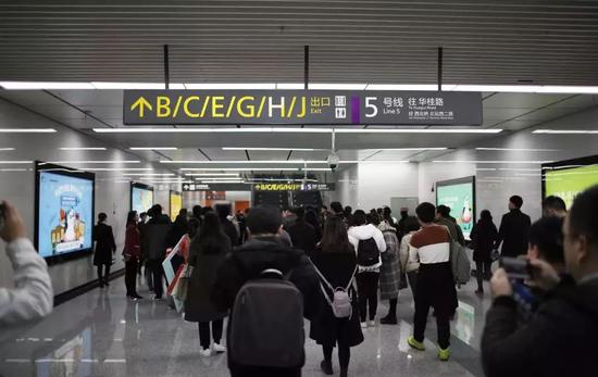 △大批成都市民前来乘坐拍照