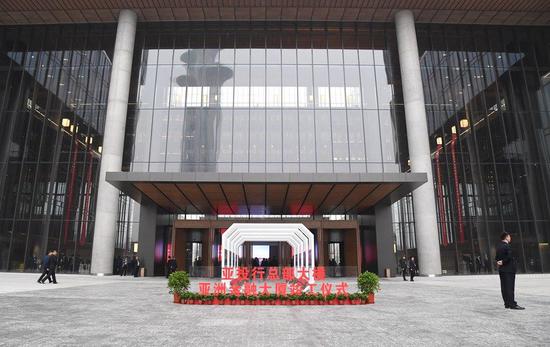 2019年10月24日，亚洲基础设施投资银行总部大楼暨亚洲金融大厦竣工。该建筑地处北京奥林匹克公园中心区，采用全钢结构体系，建筑面积39万平方米，由5座写字楼组成。  新华社发（任超摄）