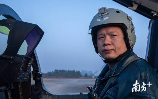 中国战机空中撞鸟 飞行员37秒内3次转向避开居民