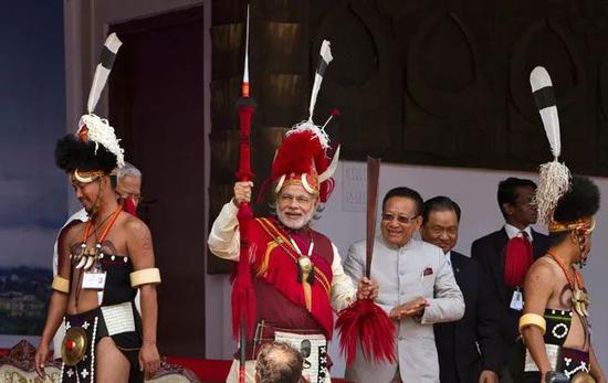 印度总理莫迪身穿那加族战士的服装  图源：今日印度