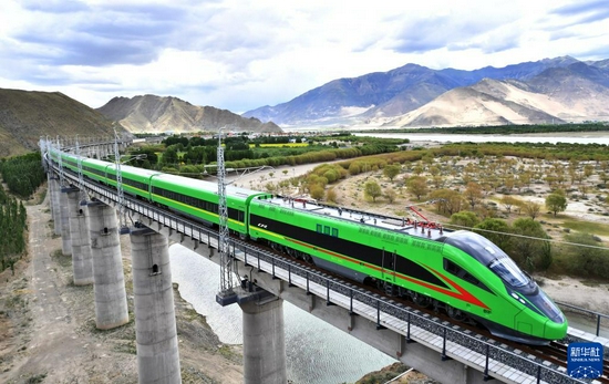 6月25日，全长435公里、设计时速160公里的拉林铁路建成通车，西藏首条电气化铁路建成，同时复兴号实现对31个省区市全覆盖。这是试运行的复兴号列车行驶在西藏山南市境内（6月16日摄）。新华社记者 觉果 摄