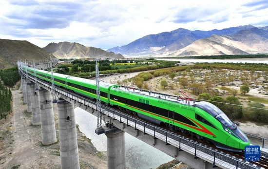  6月25日，全长435公里、设计时速160公里的拉林铁路建成通车，西藏首条电气化铁路建成，同时复兴号实现对31个省区市全覆盖。这是试运行的复兴号列车行驶在西藏山南市境内（6月16日摄）。新华社记者 觉果 摄