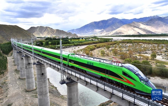 这是试运行的复兴号列车行驶在西藏山南市境内（2021年6月16日摄）。2021年6月25日，全长435公里、设计时速160公里的拉林铁路建成通车，西藏首条电气化铁路建成，同时复兴号实现对31个省区市全覆盖。新华社记者 觉果 摄