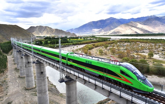 2021年6月25日，全长435公里、设计时速160公里的拉林铁路建成通车，西藏首条电气化铁路建成，同时复兴号实现对31个省区市全覆盖。这是试运行的复兴号列车行驶在西藏山南市境内（2021年6月16日摄）。新华社记者 觉果 摄